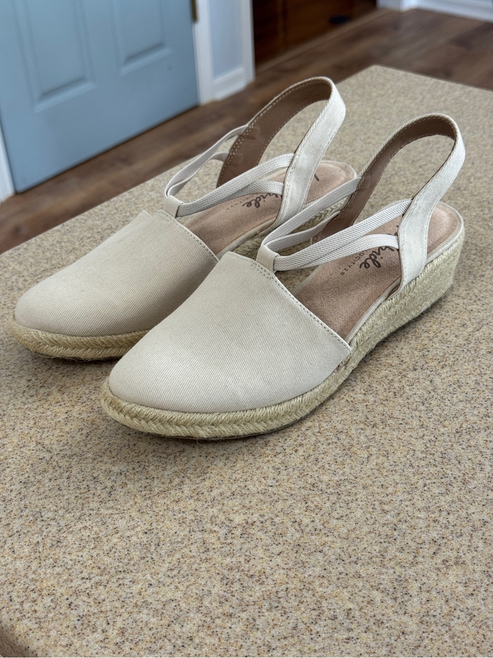 LifeStride Velocity 2.0 Katrina Espadrille Almond Beige Canvas Wedge Shoe 10 New